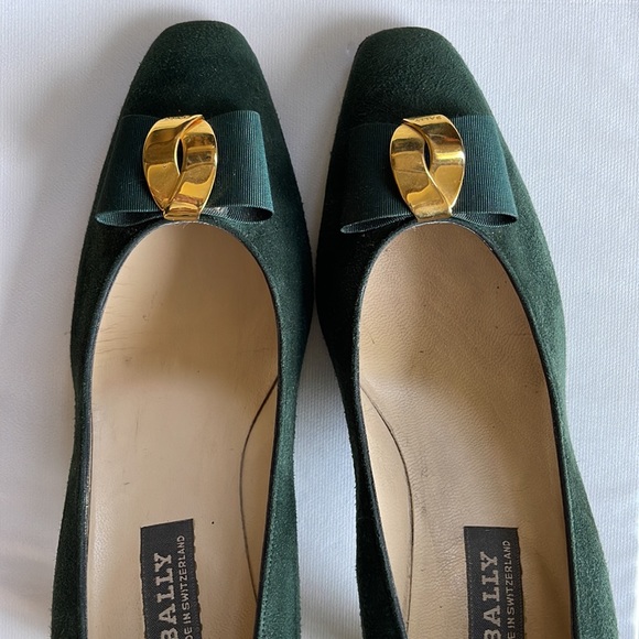 BALLY green suede heels with logo on front bow. - Picture 5 of 14